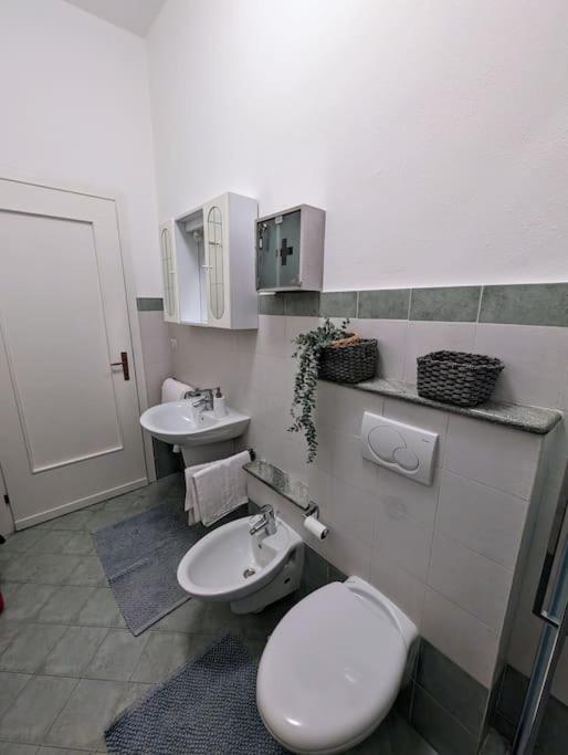 Bright Flat Just 10 Minutes From The City Centre Côme Esterno foto